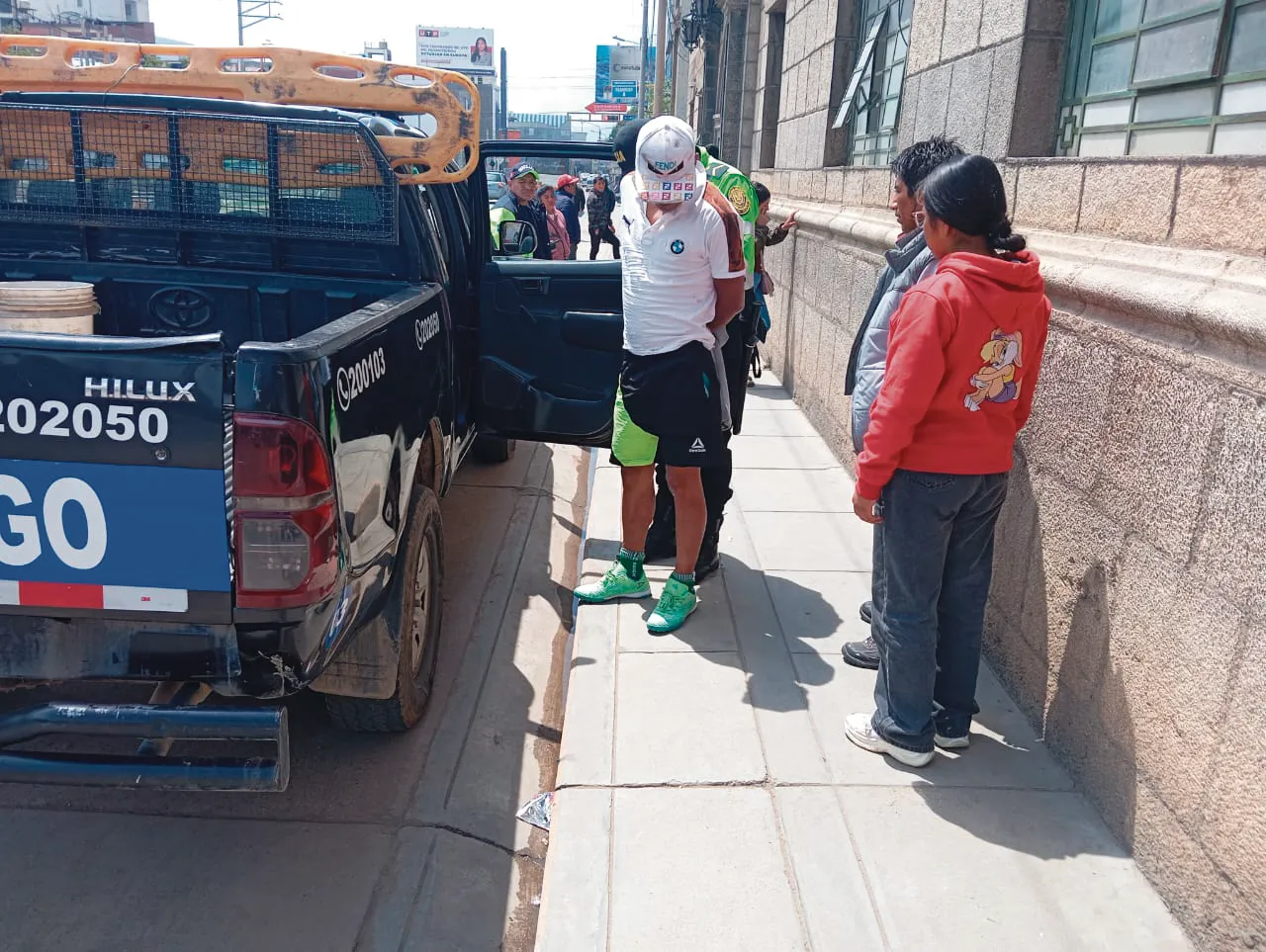 JOVEN TOMA UN EQUIPO Y SE DIO A LA FUGA: VECINOS ATRAPAN A DELINCUENTE, DESNUDAN Y LO ATAN EN UN POSTE