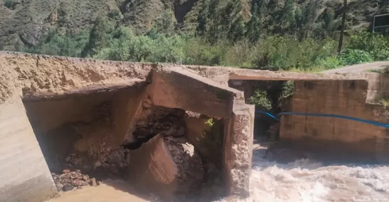 A CAUSA DE TORRENCIALES LLUVIAS: PUENTE COLAPSA EN TANGOR CON PAUCAR