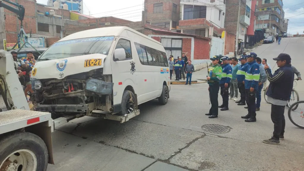 ENTRE CAMIONETA Y COMBI: DIEZ HERIDOS DEJÓ VIOLENTO CHOQUE