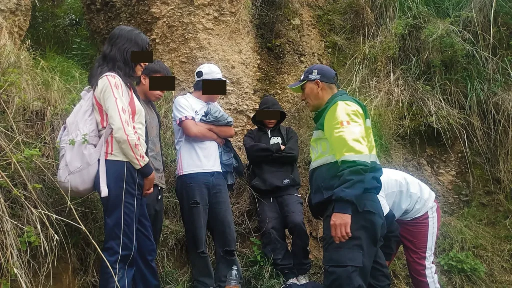 EN TORRE TORRE, CUCHILLO EN MANO: CINCO ESCOLARES AMENAZAN A TAXISTA