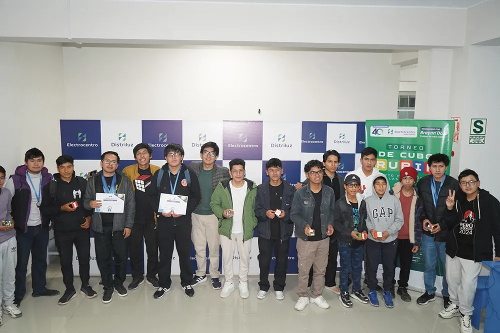 COORGANIZADO POR ELECTROCENTRO: COMPETIDORES DERROCHARON TALENTO Y VELOCIDAD EN TORNEO DE CUBO RUBIK