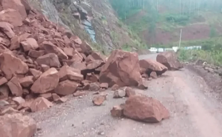 POR CAÍDA DE ROCAS: SE INTERRUMPE PASE DE VEHÍCULOS EN BATANCHACA