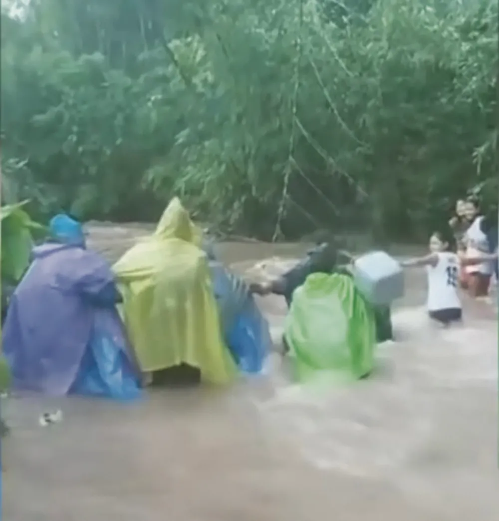 ESCOLARES ARRIESGAN SUS VIDAS: PARA CRUZAR QUEBRADA EN EL DISTRITO DE PUERTO BERMÚDEZ