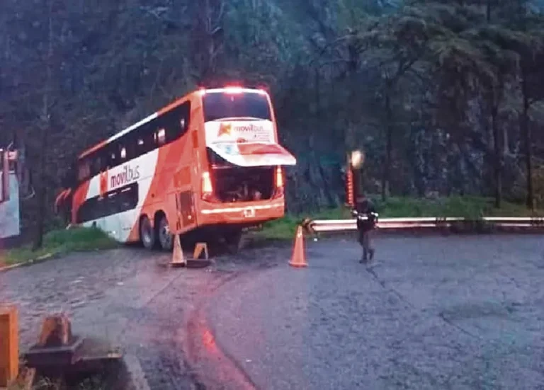 SE DIRIGIA DE LIMA A OXAPAMPA: BUS CON 50 PASAJEROS TERMINA AL BORDE DE UN ABISMO