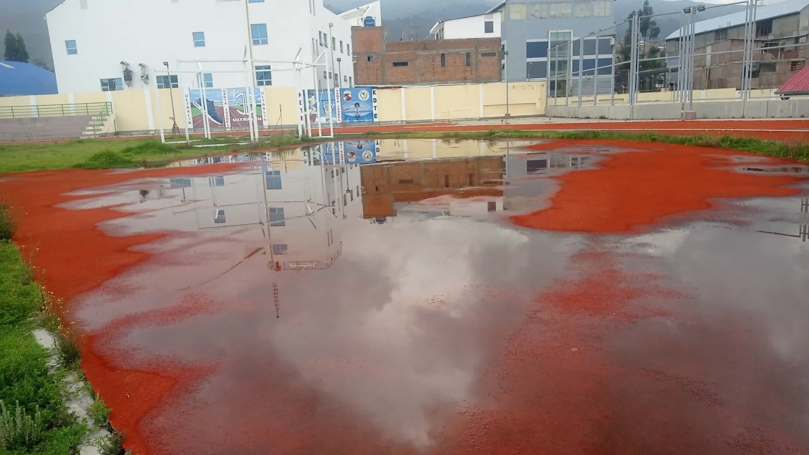 ¡OTRA ESTAFA!: PISTA ATLÉTICA DEL COLEGIO “SANTA ISABEL” INUNDADO Y DETERIORÁNDOSE