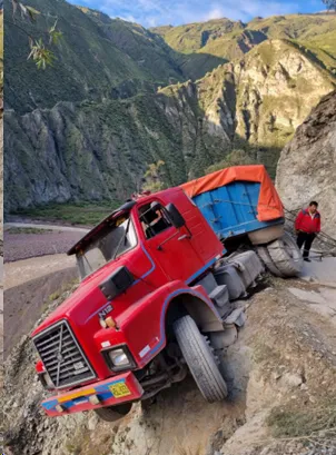 CARRETERA DE LA MUERTE: CAMIÓN DE CARGA QUEDA CON LLANTAS AL AIRE Y A PUNTO DE CAER AL RIO MANTARO 