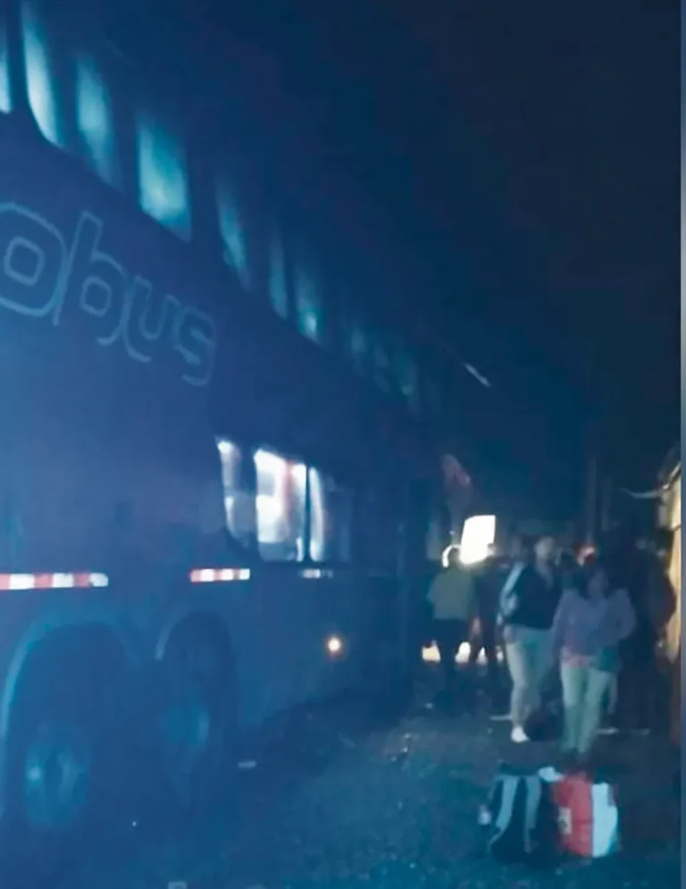 EN LA VÍA ICA-HUANCAVELICA: BUS DE “OROBUS” ABANDONA A PASAJEROS EN PLENA CARRETERA