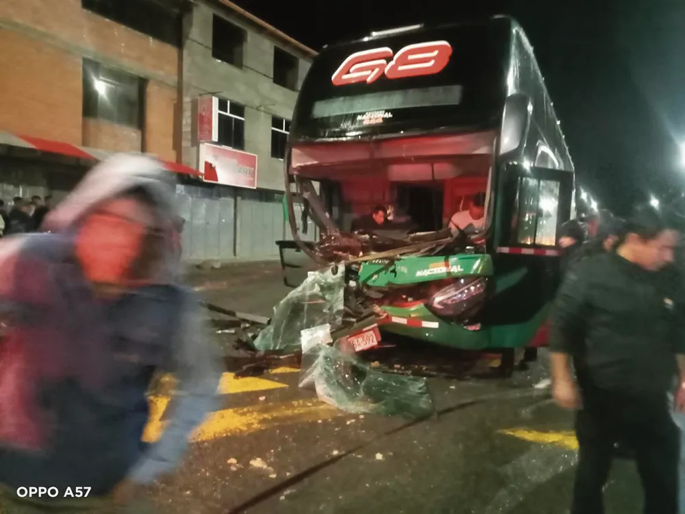 SUEÑO HABRÍA VENCIDO A CONDUCTOR: BUS CON MÁS DE 50 PASAJEROS CHOCA CON TRÁILER EN LA CARRETERA CENTRAL