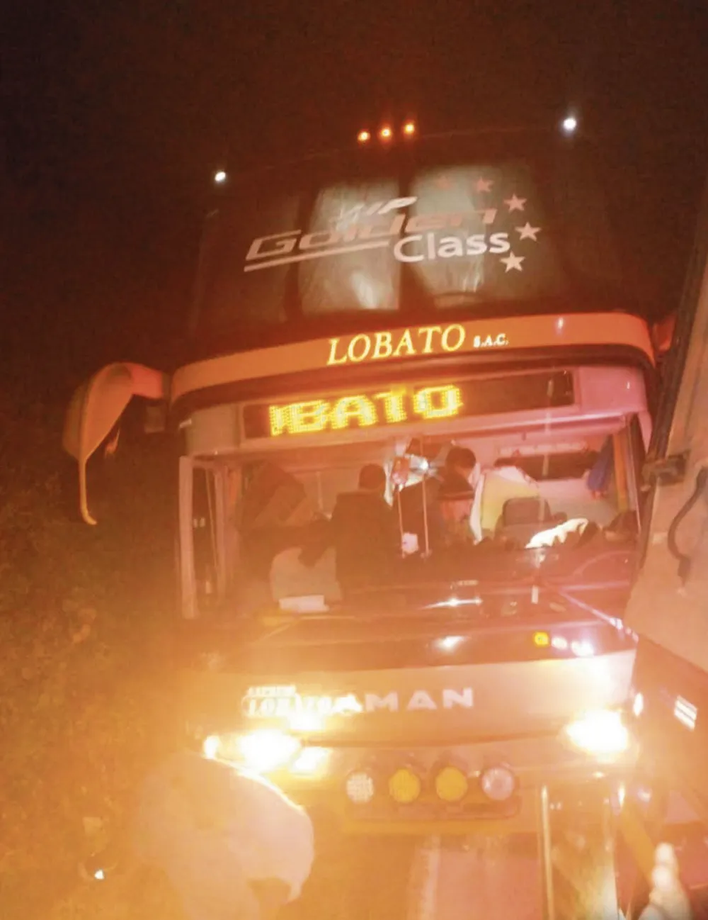 BUS DE “LOBATO” SE DESPISTA EN VIA CENTRAL: CINCUENTA PASAJEROS SALVAN DE MORIR