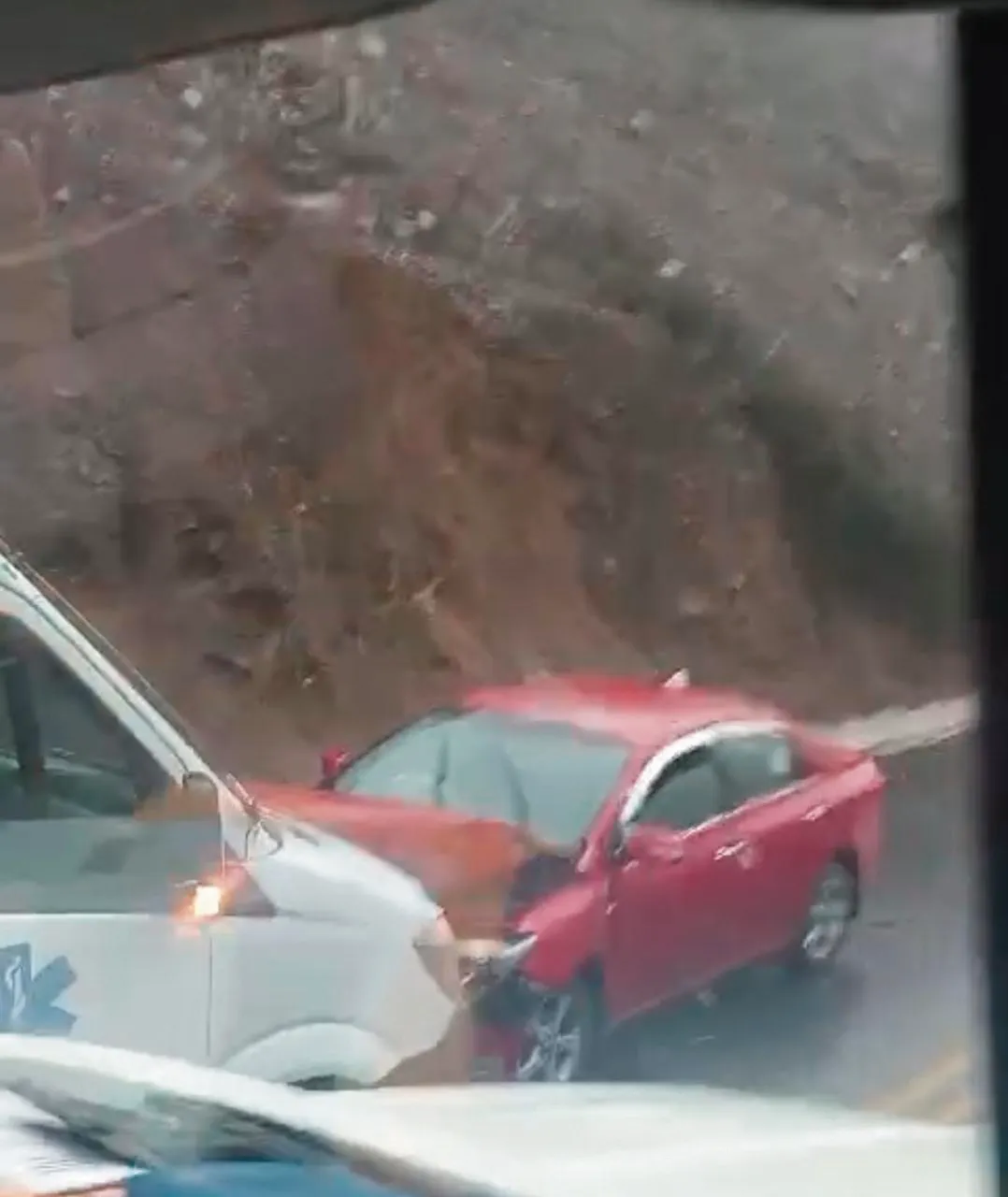 CON PACIENTE A BORDO: AMBULANCIA CHOCA CONTRA AUTOMÓVIL EN LA CARRETERA CENTRAL SECTOR DE CORCONA