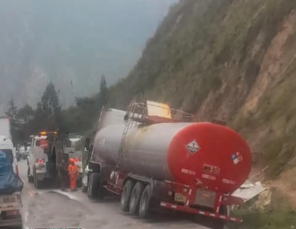 TRÁNSITO LENTO EN LA CARRETERA CENTRAL: TRÁILER CISTERNA SE DESPISTA Y QUEDA DENTRO DE LA CUNETA