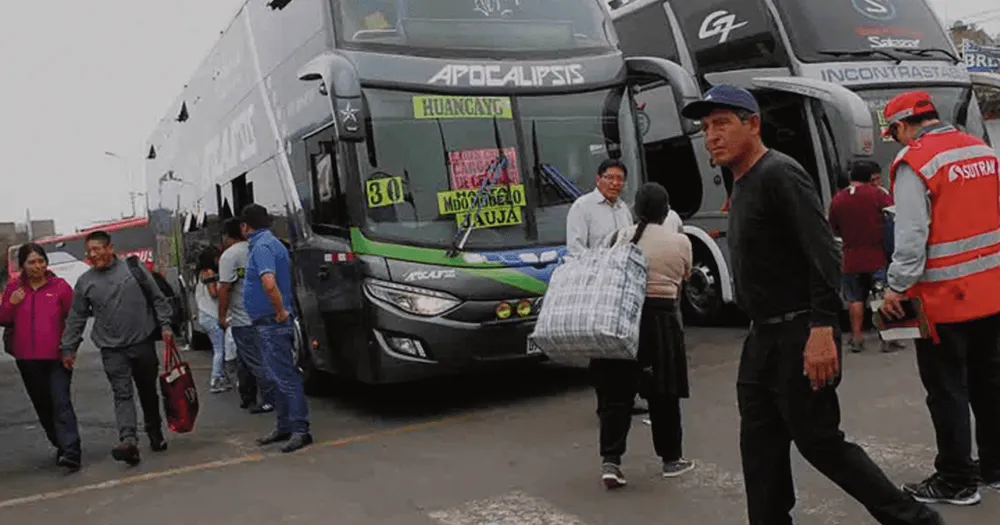 OTRO BUS DE SERVICIO INTERPROVINCIAL EN MIRA DEL HAMPA: BALEAN BUS DE EMPRESA “APOCALIPSIS” CUANDO PARTÍA DE LIMA A HUANCAYO