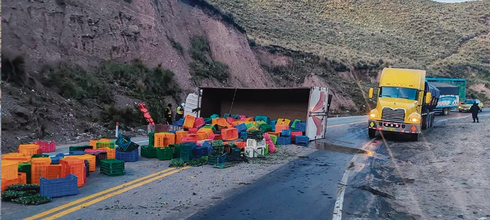 CAMIÓN SE DESPISTA: Y BLOQUEA LA CARRETERA CENTRAL