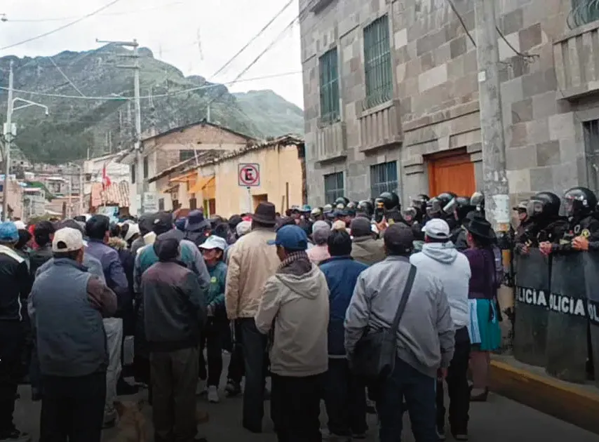 EN SEGUNDO DÍA DE PROTESTA: POBLADORES DE HUANCAVELICA RADICALIZAN PROTESTA