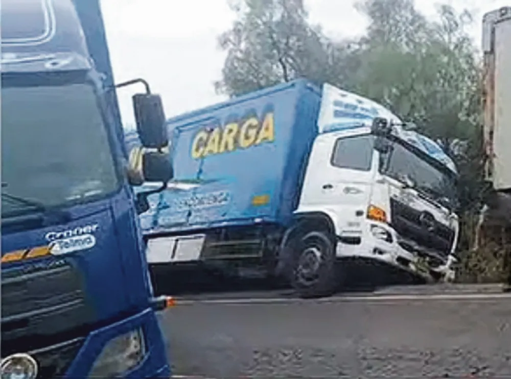 ACCIDENTE DE TRÁNSITO: VEHÍCULO DE CARGA SE DESPISTA Y QUEDA ATRAPADO EN CUNETA