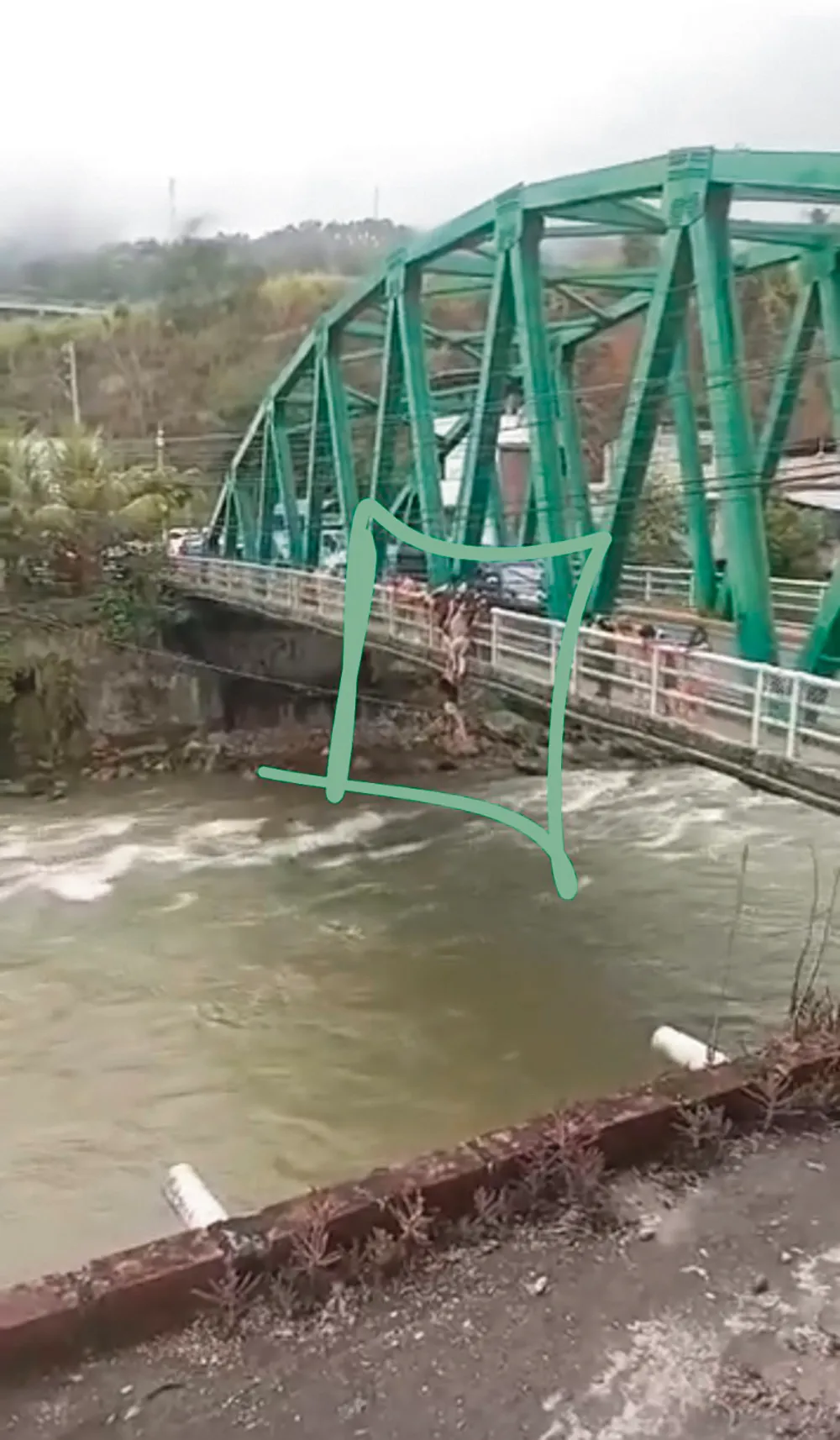 DESDE EL PUENTE CENTENARIO: JOVEN MADRE INTENTÓ LANZARSE AL RÍO TULUMAYO DE SAN RAMÓN