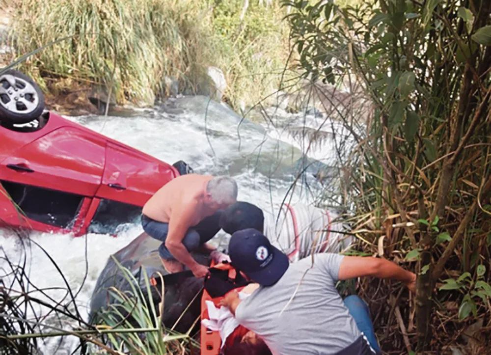 SUS OCUPANTES SE SALVAN: AUTO CON DOS MUJERES Y DOS MENORES CAE AL RÍO EN LA VÍA TARMA-LA MERCED