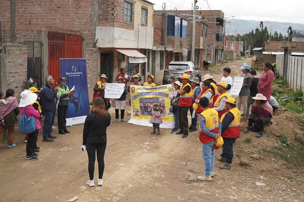 PARA MEJORAR SERVICIO EN LA COMUNIDAD: ELECTROCENTRO Y LA JUNTA VECINAL “25 DE DICIEMBRE DE AZAPAMPA COORDINAN ACCIONES