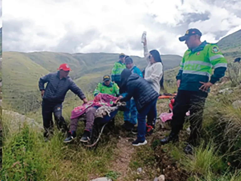 LAMENTABLE SITUACIÓN: MUJER ES TRASLADADA EN CARRETILLA PARA RECIBIR ATENCIÓN MÉDICA