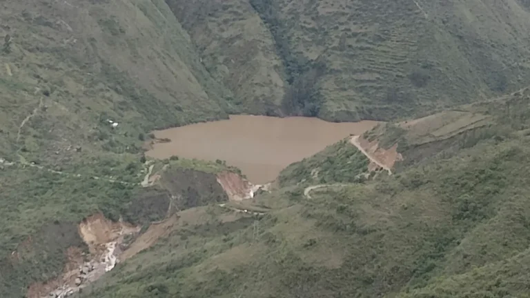 LAGUNA AZULCCOCHA SE DESBORDA: CAUSA GRAVES DAÑOS EN EL DISTRITO DE ANTA-ACOBAMBA