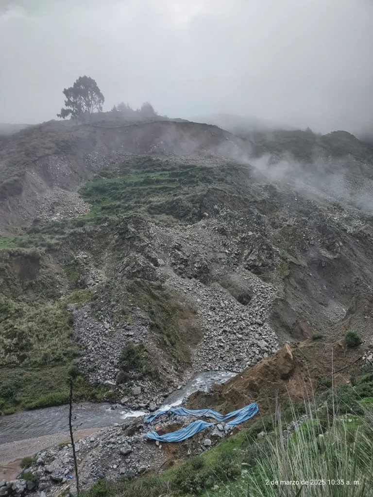 CASTROVIRREYNA: DESLIZAMIENTO DE CERRO AMENAZA CON BLOQUEAR RÍO EN VILLA DE ARMA