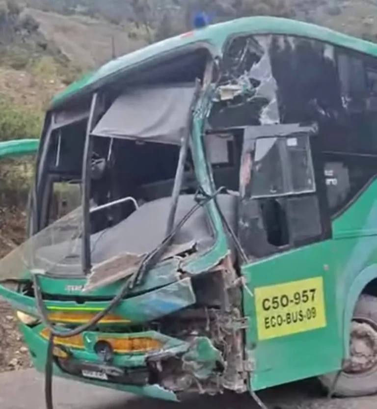 EN CURVA OYÓN-OTUTO: BUS DE ECOSEM CHOCA CON TRÁILER