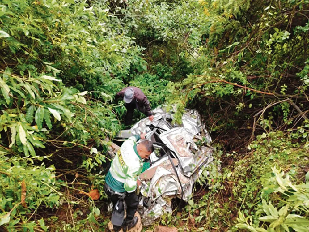 DOS FALLECIDOS: AUTO CAE A ABISMO DE MÁS DE 800 METROS