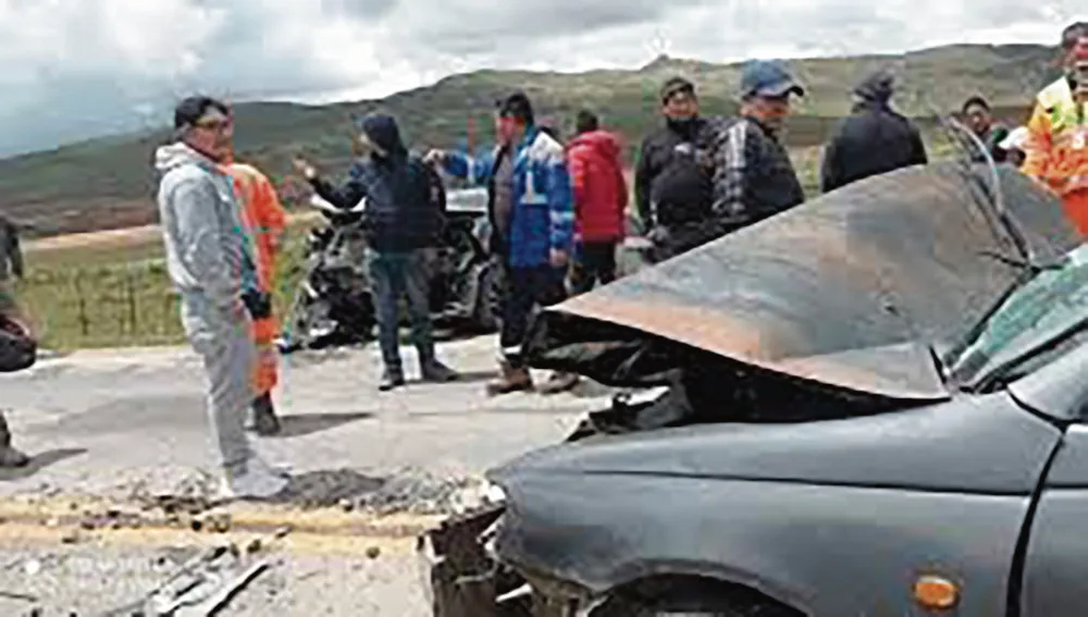 COLQUIJIRCA: AUTO COLISIONA CONTRA CERRO