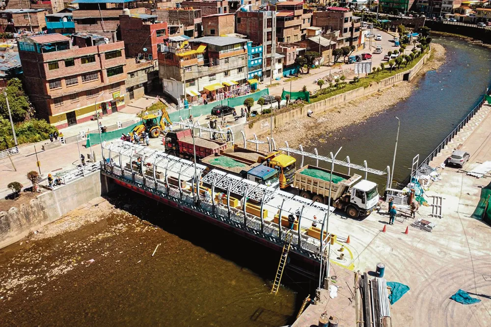 HUANCAVELICA: PUENTE SINCHI ROCA SOPORTA EL DOBLE DE SU CAPACIDAD