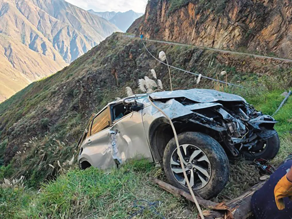 ACCIDENTE EN MANZANARES-TICRAPO: CHOFER RESULTA ILESO TRAS CAÍDA DE VEHÍCULO A UN ABISMO