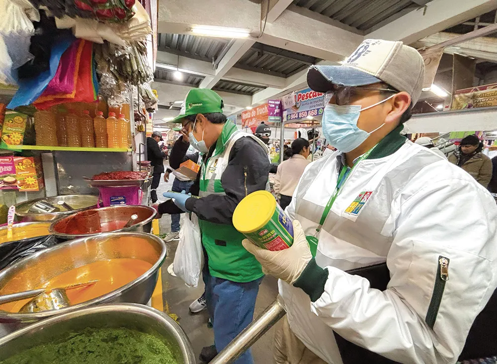 CON REGISTRO SANITARIO CLONADO: DECOMISAN MÁS DE 60 PRODUCTOS VENCIDOS