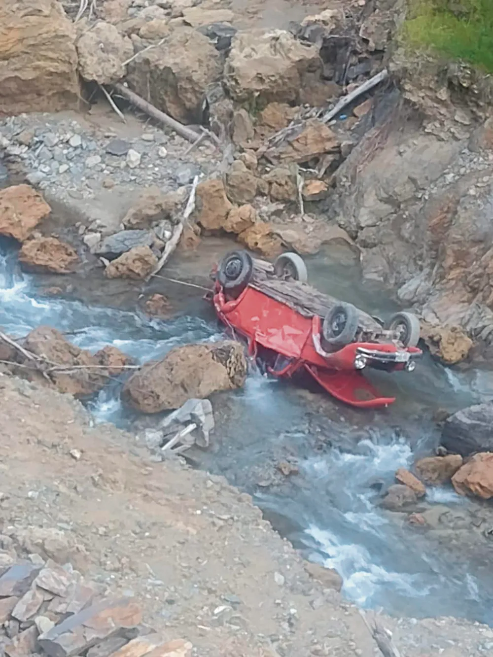 UN MUERTO: DEJA CARRO SAPITO QUE CAYÓ AL RÍO MOLINOS