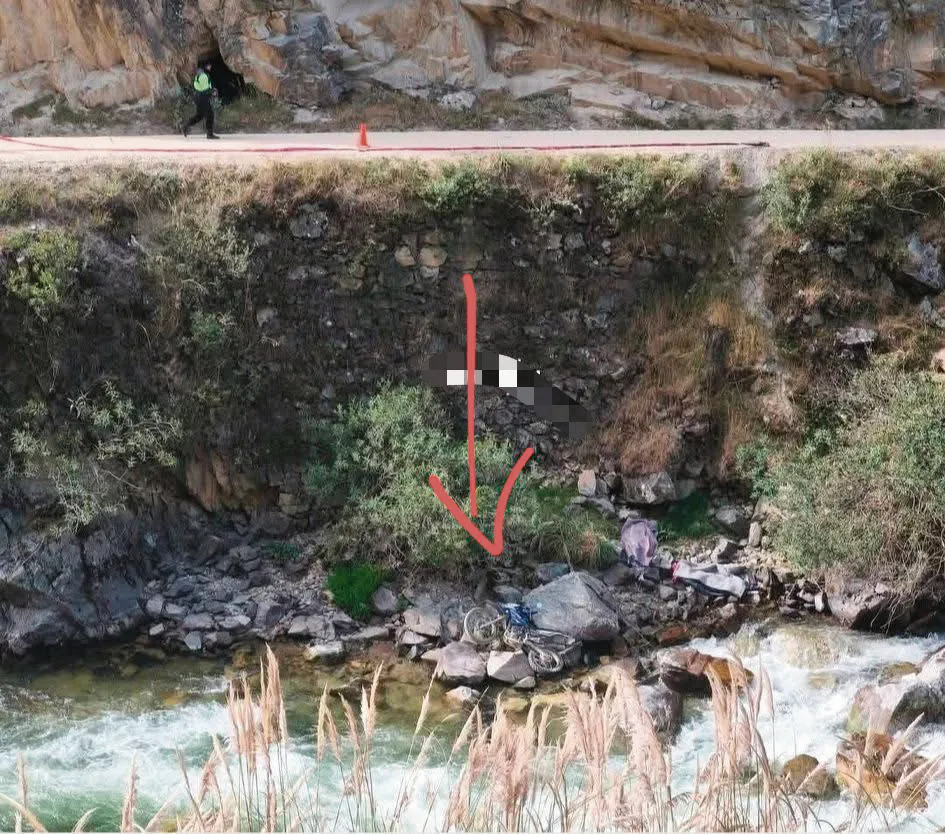 BORDO DE UNA MOTOCICLETA: DOS JÓVENES CAEN AL ABISMO Y MUEREN