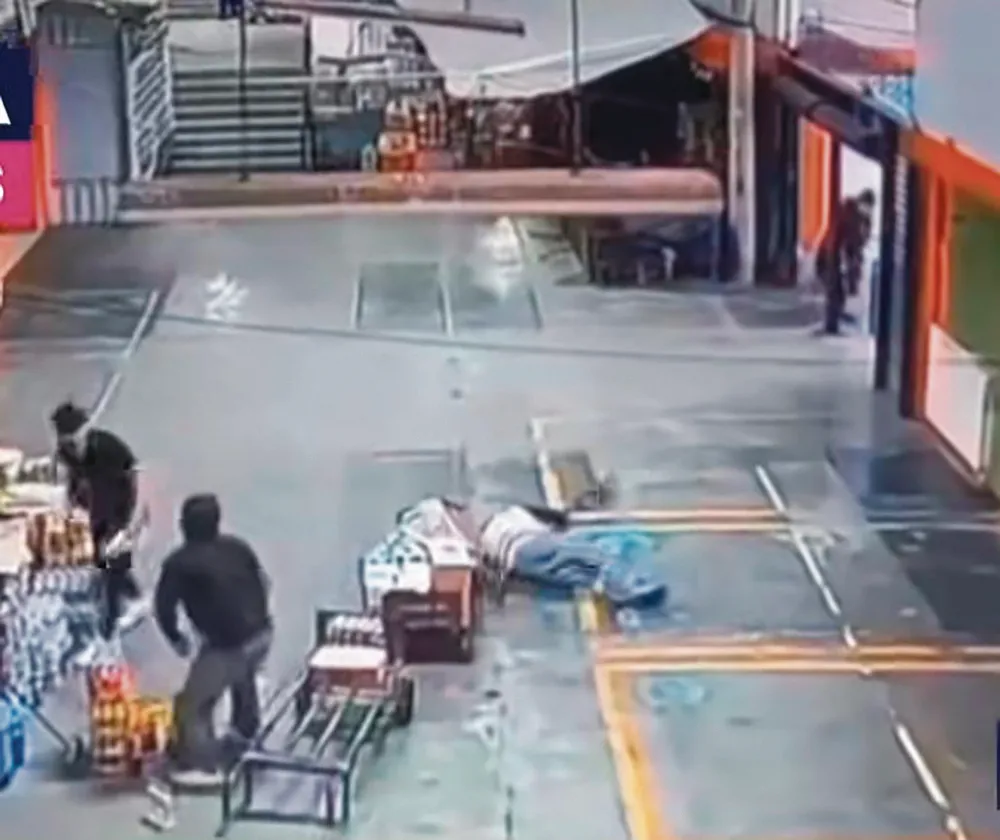 ACCIDENTE EN LA OROYA: TRABAJADOR CAE DEL TECHO DEL MERCADO