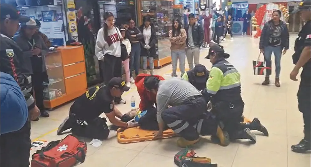 INVESTIGAN LOS HECHOS: CAE DEL CUARTO PISO DE GALERÍA “BOTÍN DE ORO”