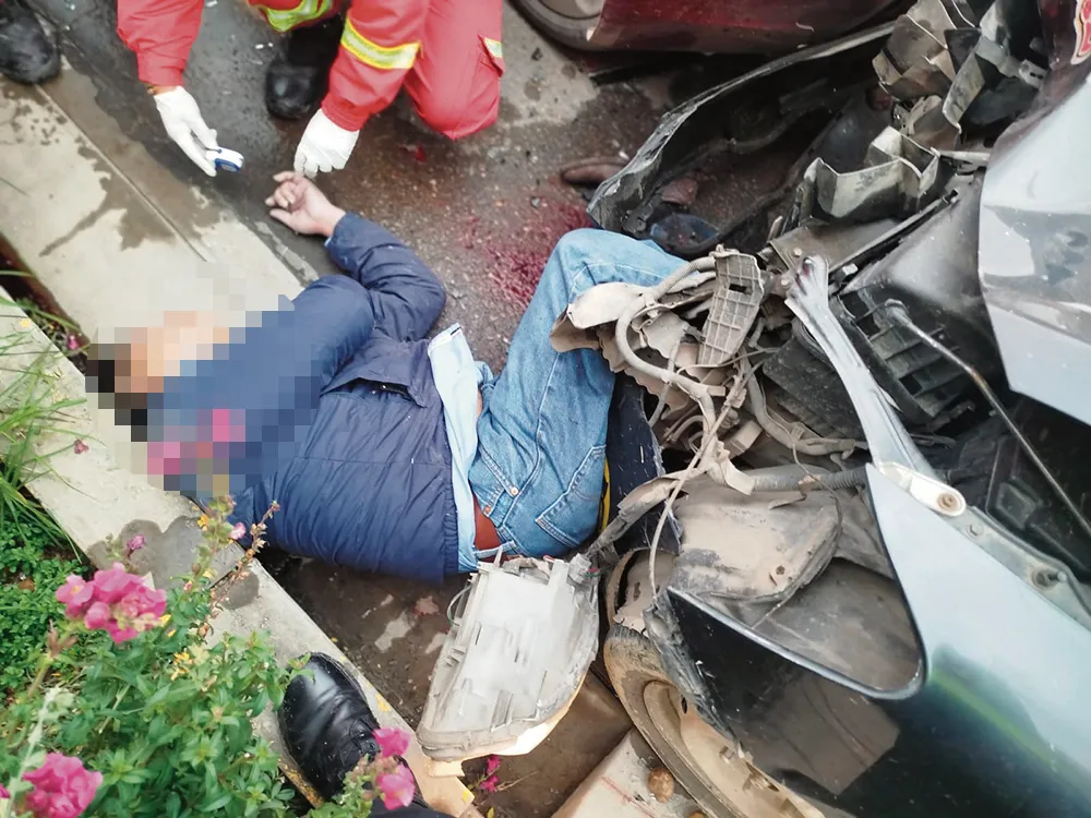 HERIDAS ESPOSA E HIJAS: IMPRUDENTE CHOCA Y MATA A PADRE DE FAMILIA
