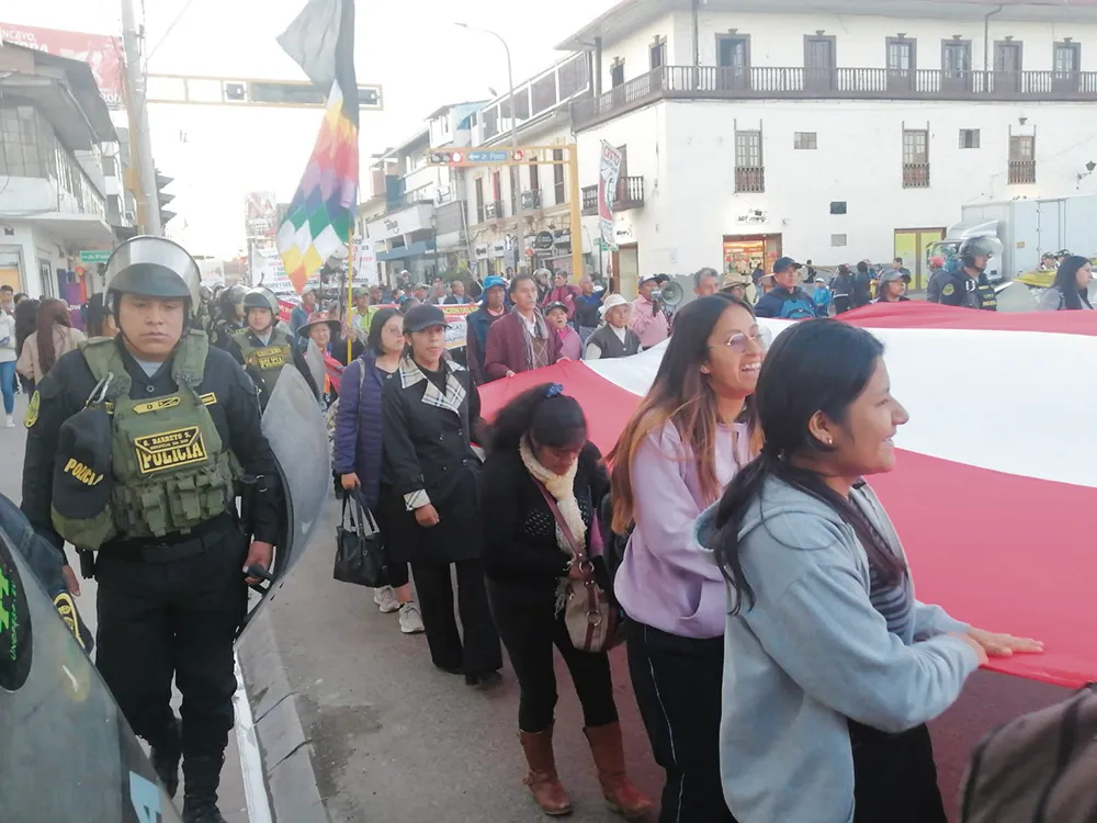 PROTESTAS EN MOVILIZACION: “POR CULPA DEL GOBIERNO, EL PUEBLO EN LAS CALLES”