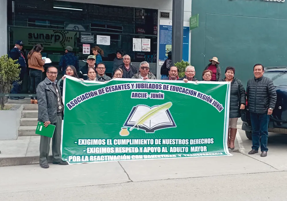 ESPERAN SU VIGENCIA DE PODER: SOCIOS DE ARCIJE JUNÍN REALIZAN PLANTÓN EN LA SUNARP