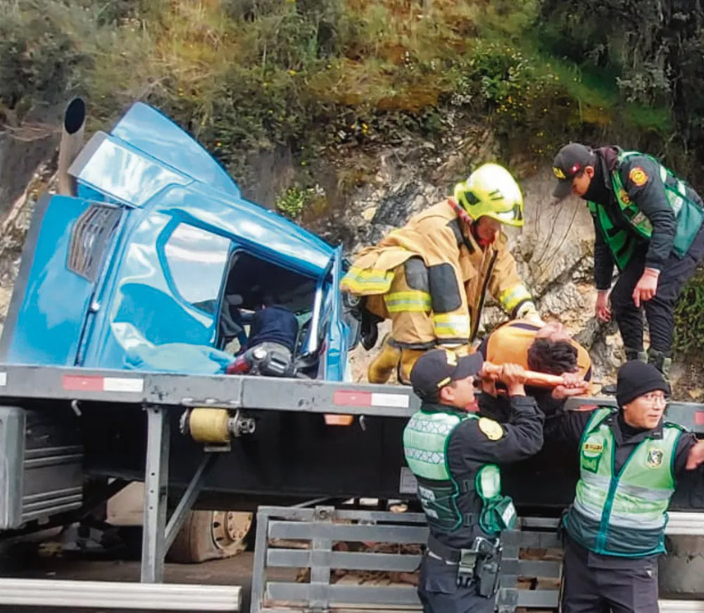 ENTRE LA QUINUA-PASCO: TRÁILER SE DESPISTA Y CHOCA CONTRA CERRO