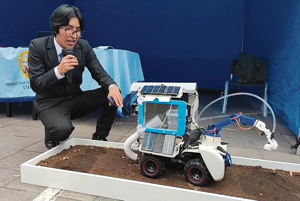 PRESENTAN ROBOT: SIEMBRA, EXCAVA Y RIEGA MAÍZ EN HUANCAVELICA