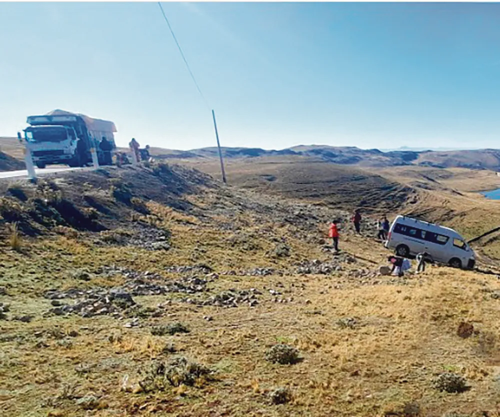 ACCIDENTE DE TRÁNSITO: COMBI SE DESPISTA EN VÍA HUANCAVELICA – PAUCARÁ