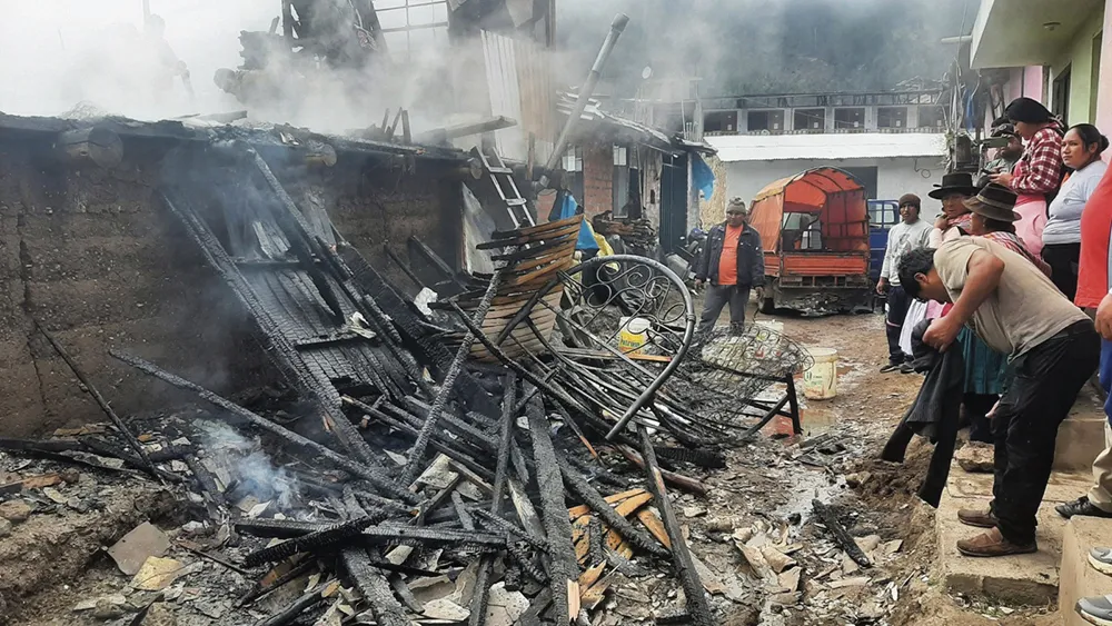 COLCABAMBA: FUEGO ARRASA CON HUMILDE VIVIENDA