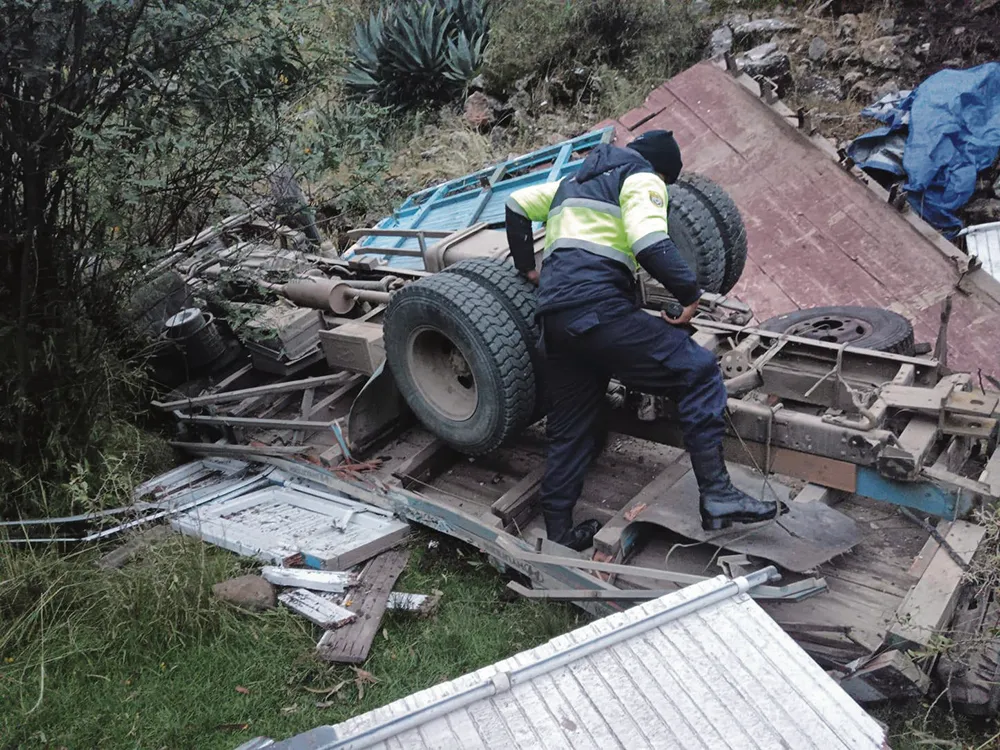HAY 3 PERSONAS HERIDAS: CAMIÓN CON GANADO CAE A UN ABISMO