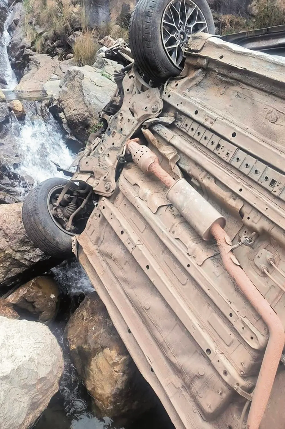 HUANCAVELICA: CUATRO MUERTOS AL CAER VEHÍCULO A UN ABISMO