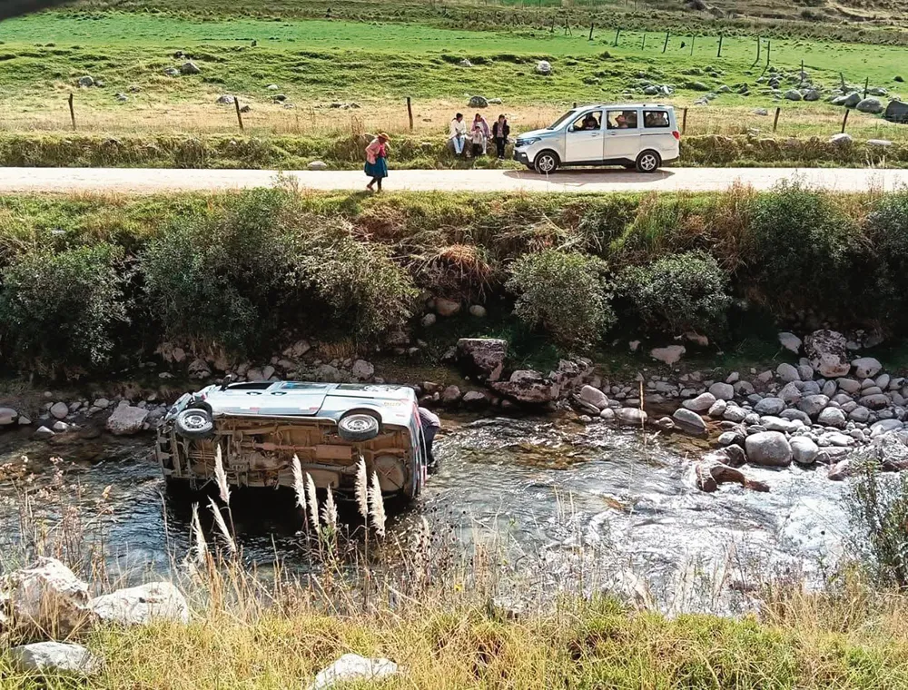 VIAJE FAMILIAR CASI TERMINA EN TRAGEDIA: VEHÍCULO CAE A RÍO, CAMINO AL CAÑÓN DEL SHUJTO-JAUJA