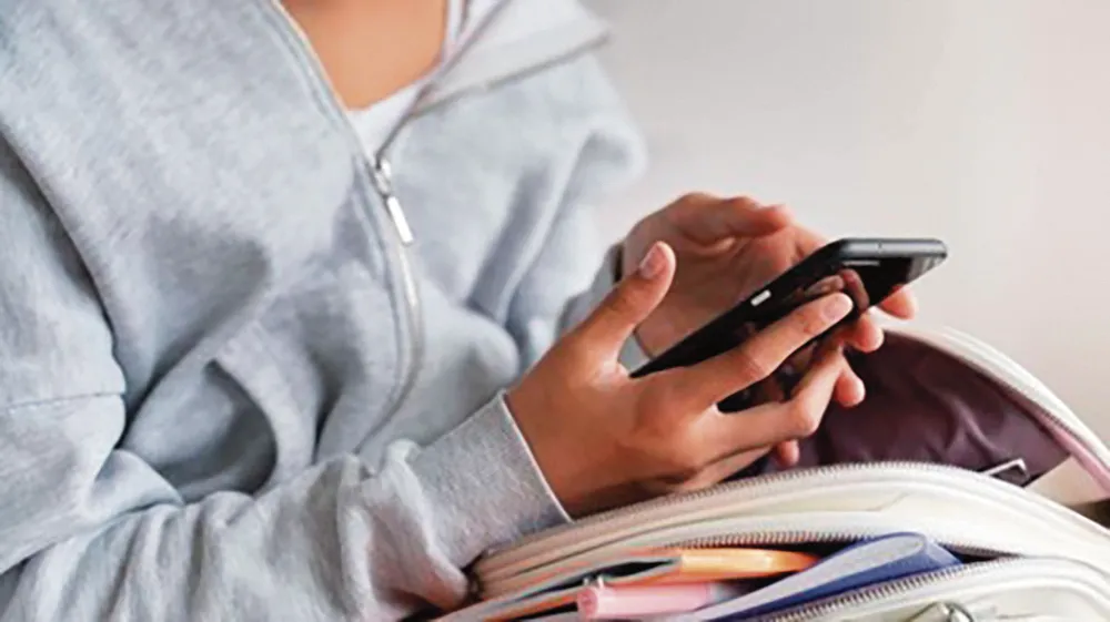 YA ES OFICIAL: CELULARES FUERA DEL AULA POR LEY