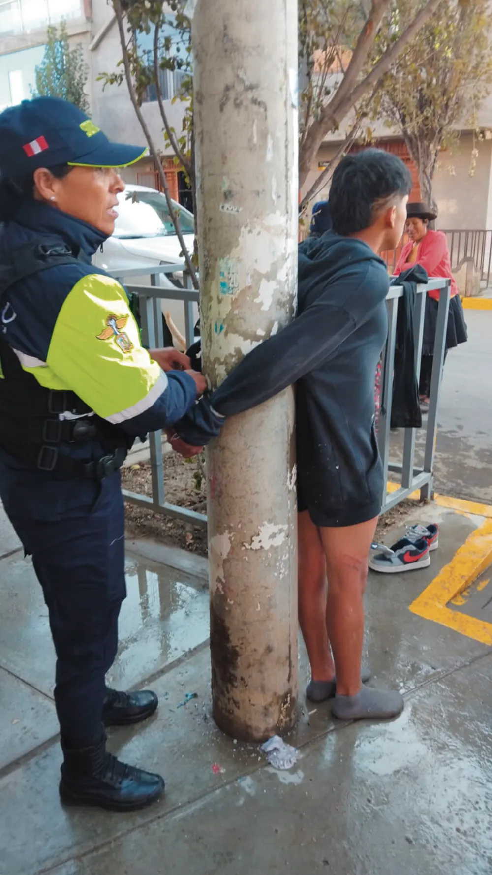 POR ROBO DE CELULAR EN AZAPAMPA: MENOR DE 15 ES RETENIDO POR VECINOS Y ATADO EN POSTE