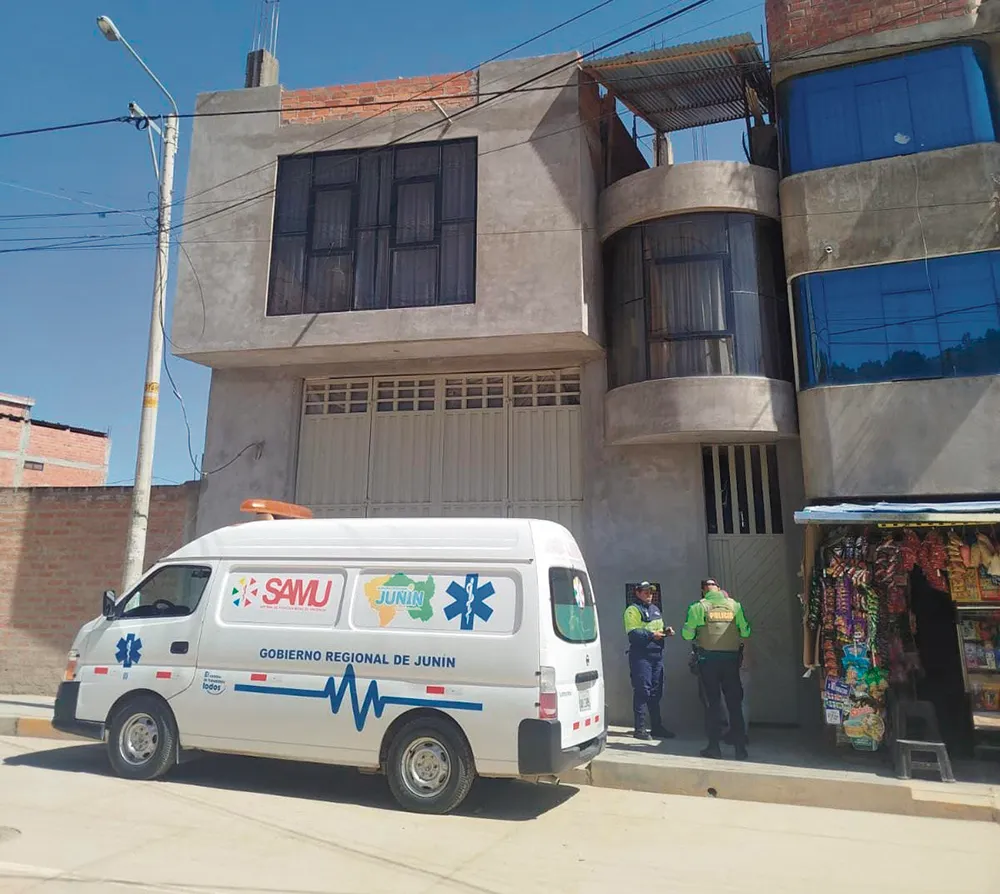 EN AZAPAMPA: AUXILIAN A JOVEN QUE CAYÓ DE SEGUNDO PISO