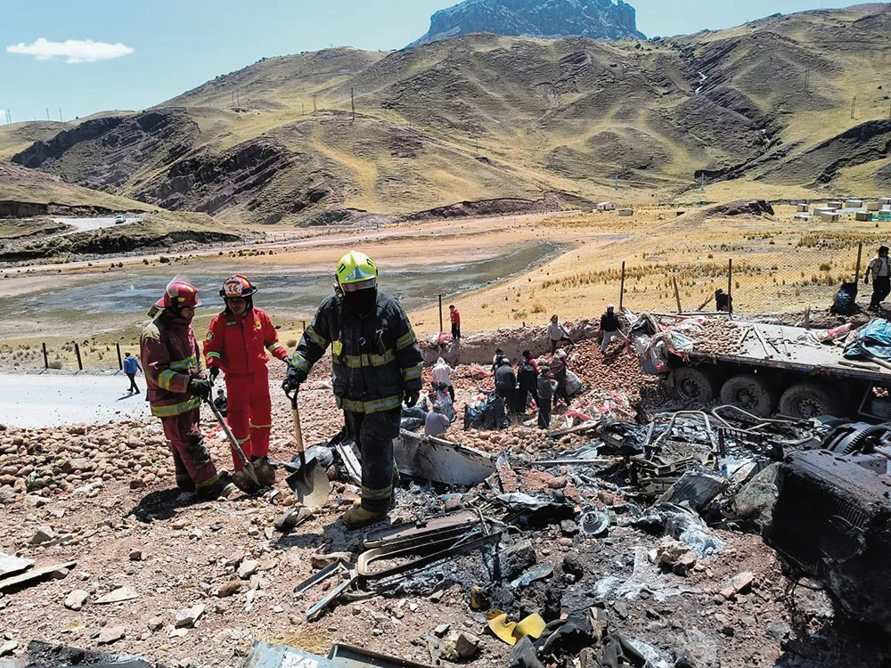 EN VÍA HUAYLLAY-CANTA: CHOFER MUERE CARBONIZADO