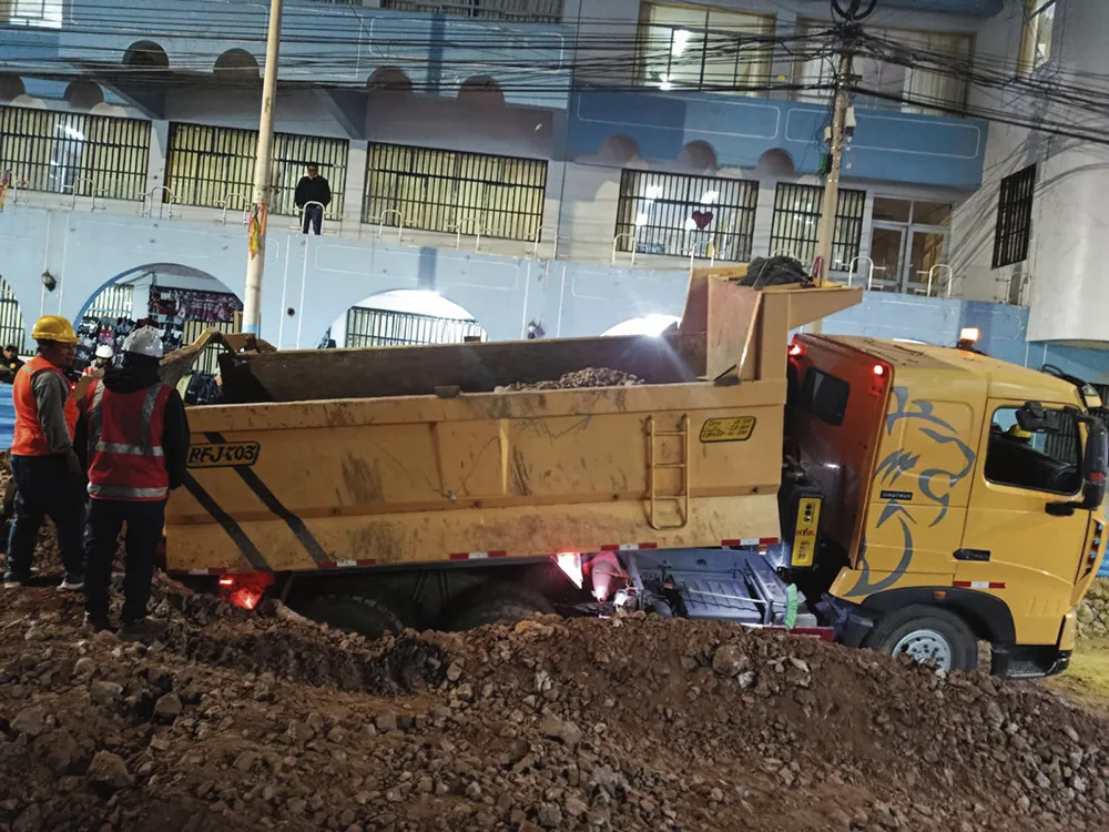 HUANCAVELICA: VOLQUETE SE HUNDE EN PLENA OBRA MUNICIPAL